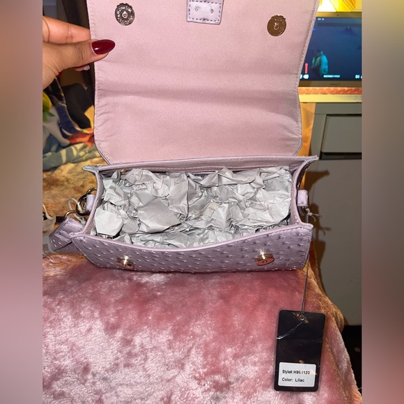 Crocodile like light purple bag with strap. NEW - Picture 5 of 5